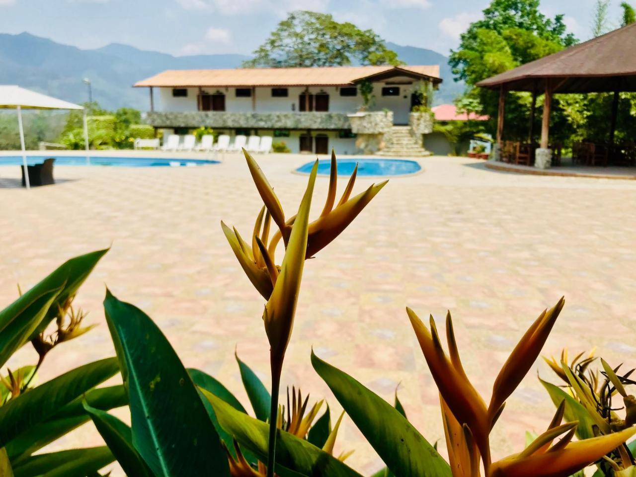 Hosteria Tierra Dorada Yantzaza Esterno foto